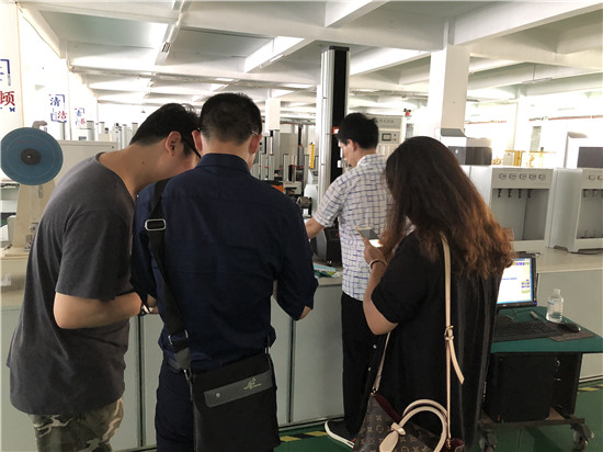 口罩制造客戶到我司測試樣品選購拉力試驗(yàn)機(jī)