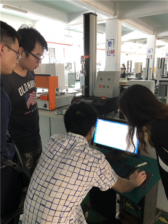 口罩制造客戶到我司測試樣品選購拉力試驗(yàn)機(jī)